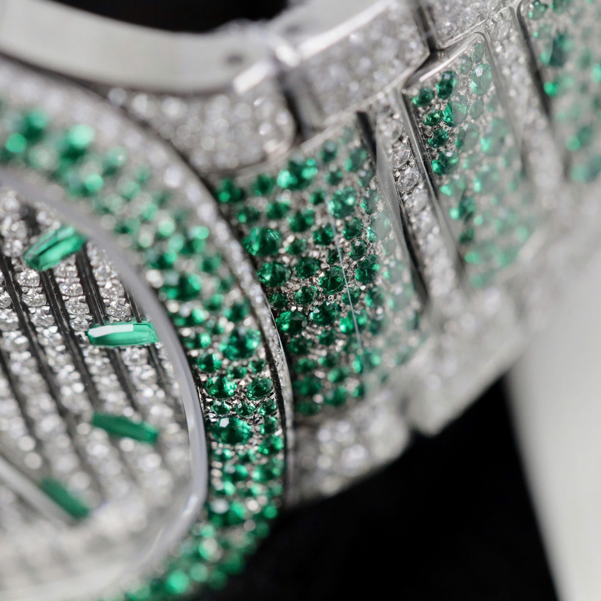 Patek Philippe Ladies Natilus 7118/1453G-001 Iced Out Moissanite Green Best Replica 35.2mm - Image 7