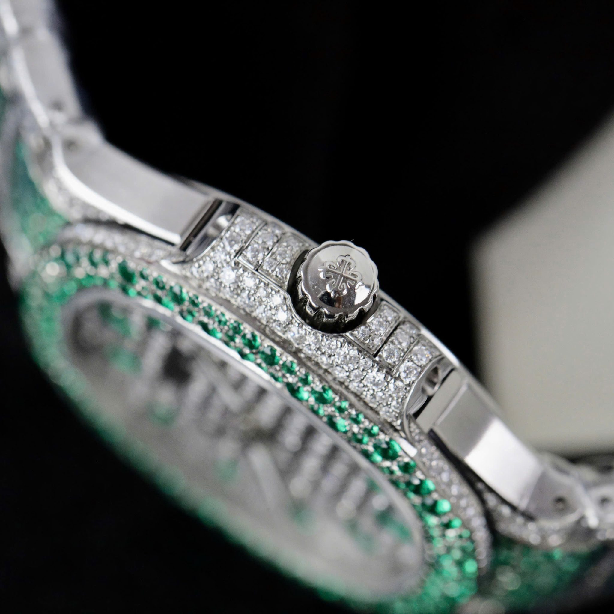 Patek Philippe Ladies Natilus 7118/1453G-001 Iced Out Moissanite Green Best Replica 35.2mm - Image 8