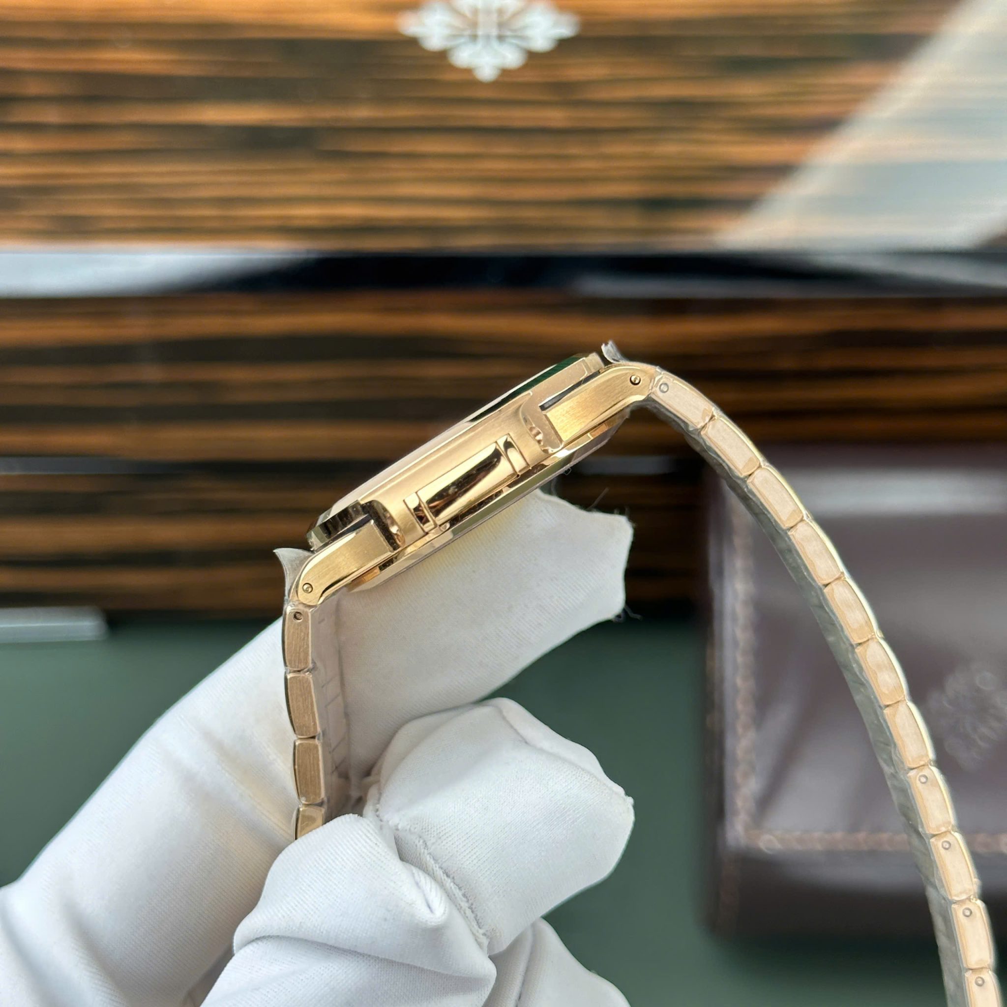 Patek Philippe Nautilus 7118/1R-001 Rose Gold White Dial Best Clone 3KF 35.2mm - Image 6