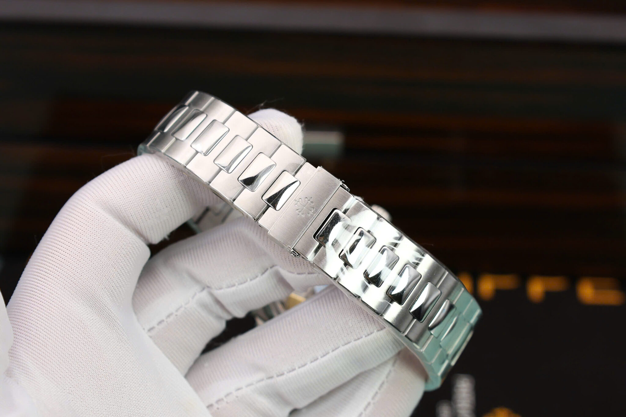 Patek Philippe Nautilus 5712 Blue Dial Baguette Stone Bezel Bracelet Full Functions PPF Best Replica 40mm - Image 9