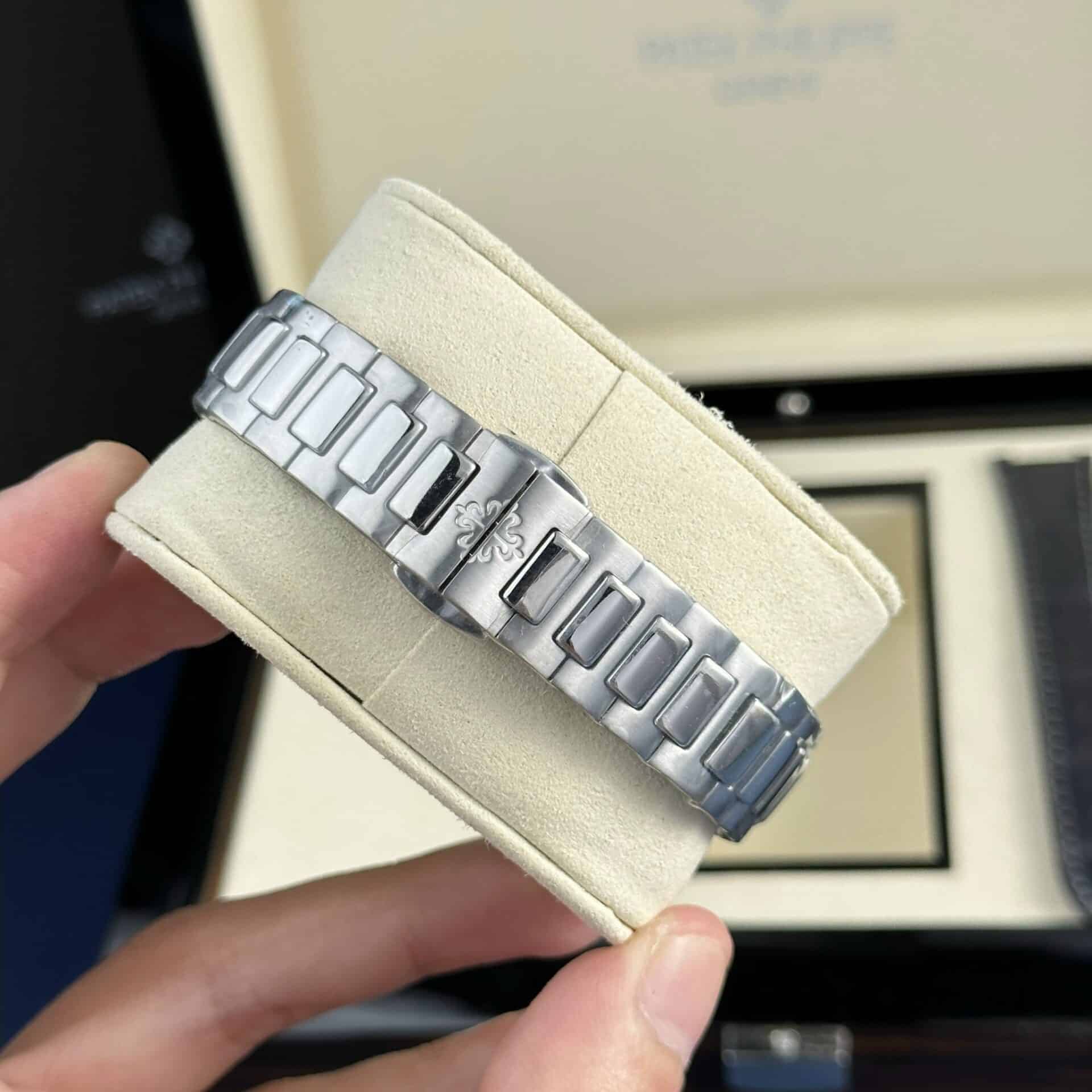 Patek Philippe Nautilus 7010/1G-001 Silver Dial Diamond Bezel Lady Quartz Best Replica 32mm - Image 10