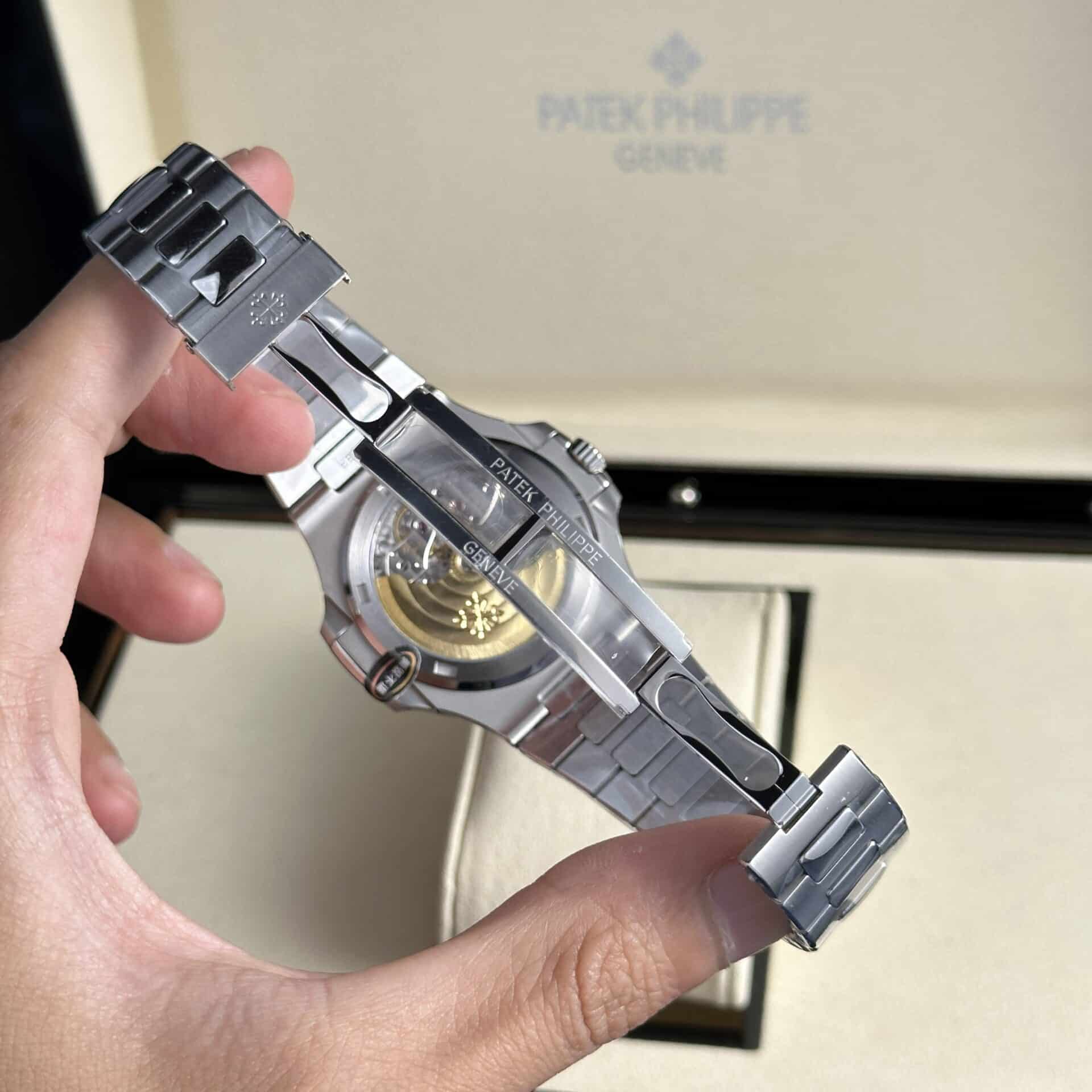 Patek Philippe Nautilus 5711/1A-014 Steel Green Dial Best Replica 40mm - Image 9