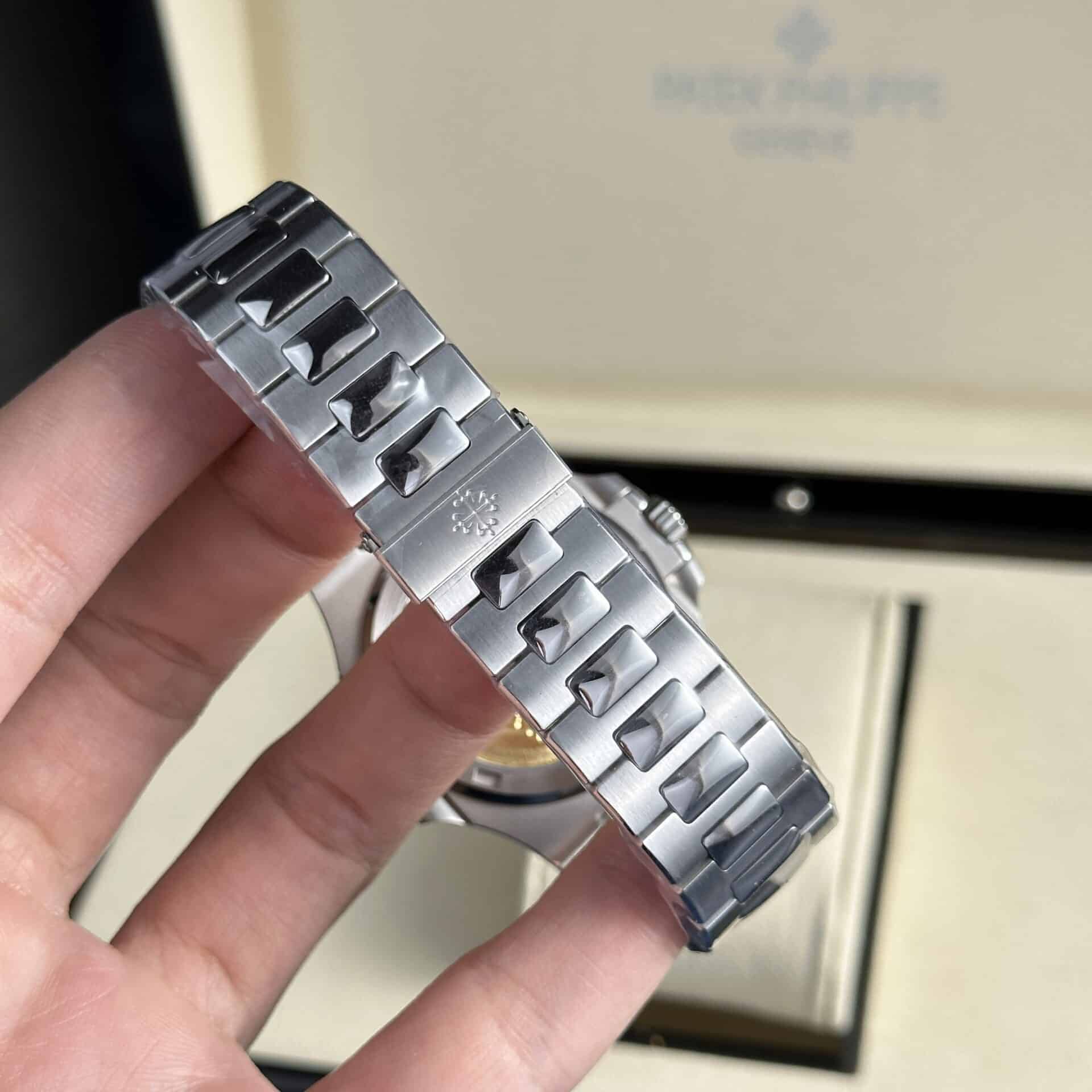 Patek Philippe Nautilus 5711/1A-014 Steel Green Dial Best Replica 40mm - Image 10