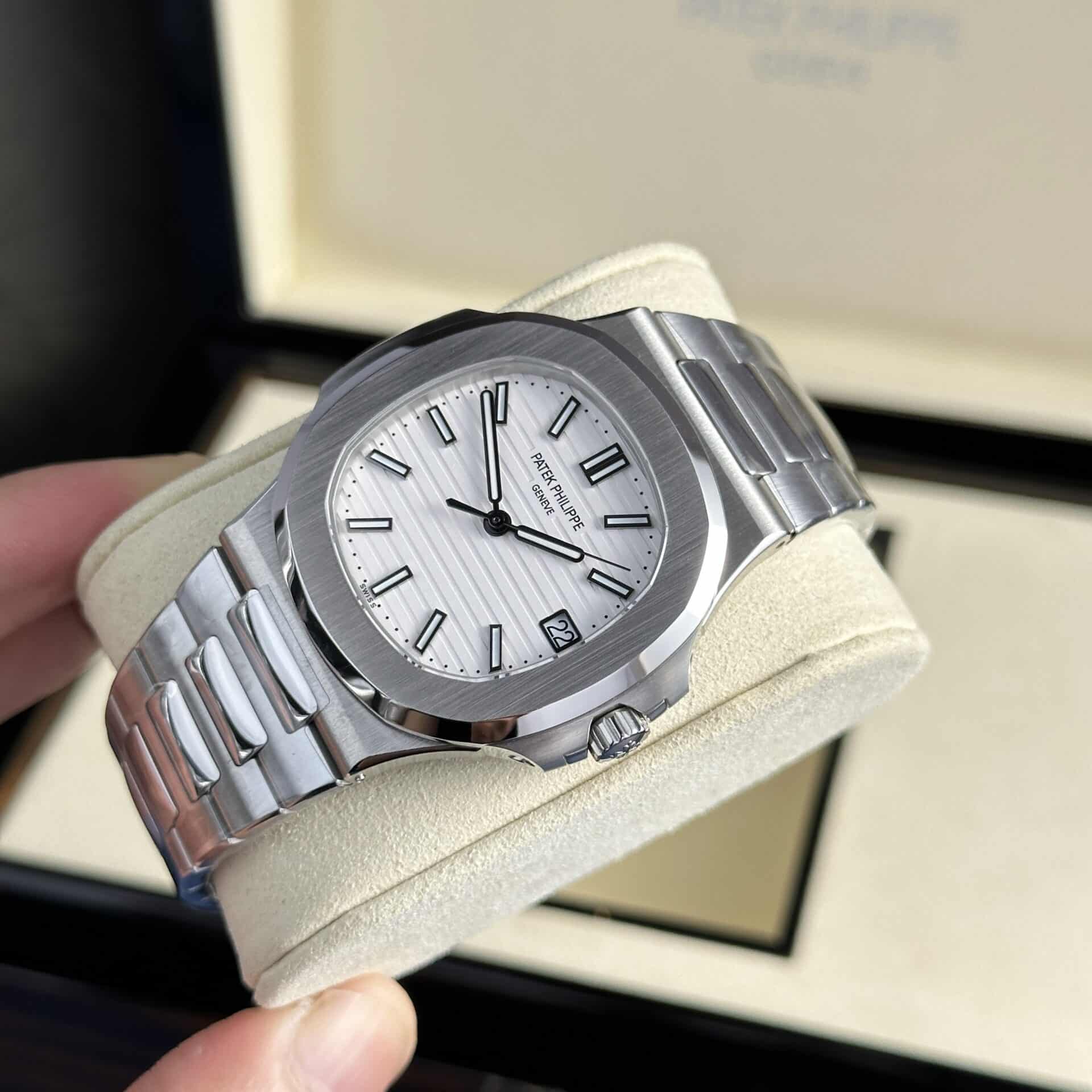 Patek Philippe Nautilus 5711/1A-011 White Dial Super Clone 40mm - Image 2