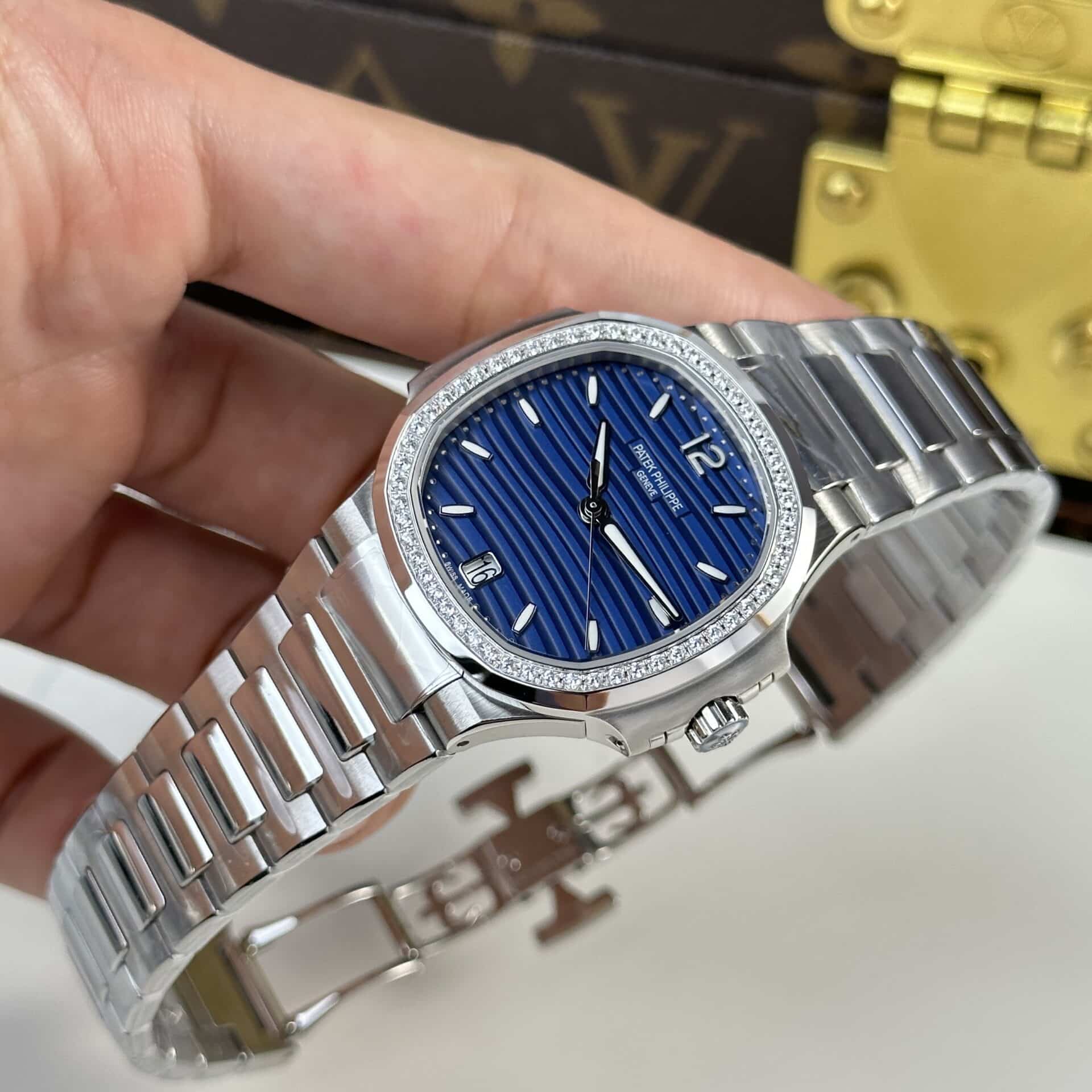 Patek Philippe Nautilus 7118/1200A-001 Blue Dial Diamond Bezel Best Replica 35.2mm - Image 3