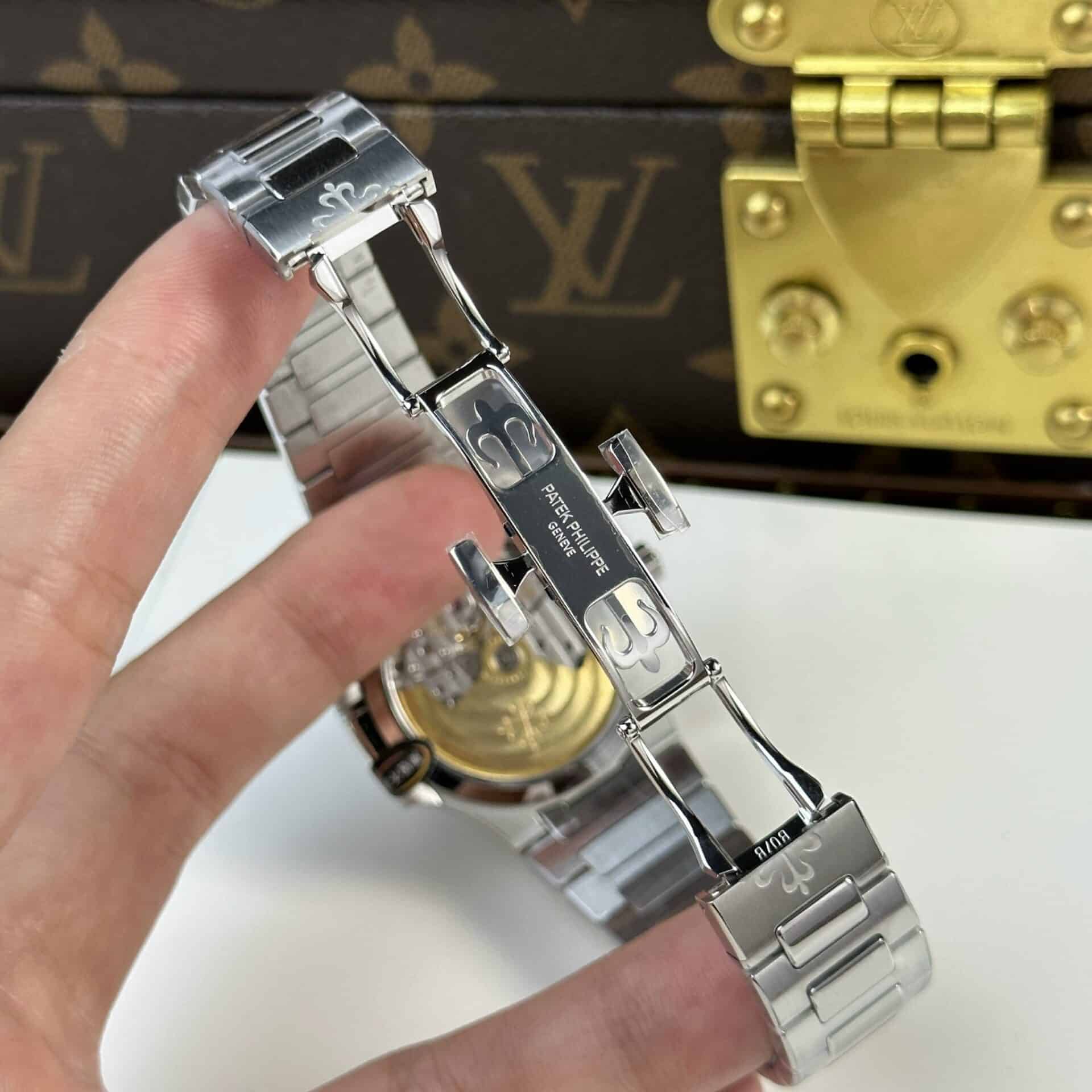 Patek Philippe Nautilus 7118/1200A-001 Blue Dial Diamond Bezel Best Replica 35.2mm - Image 9