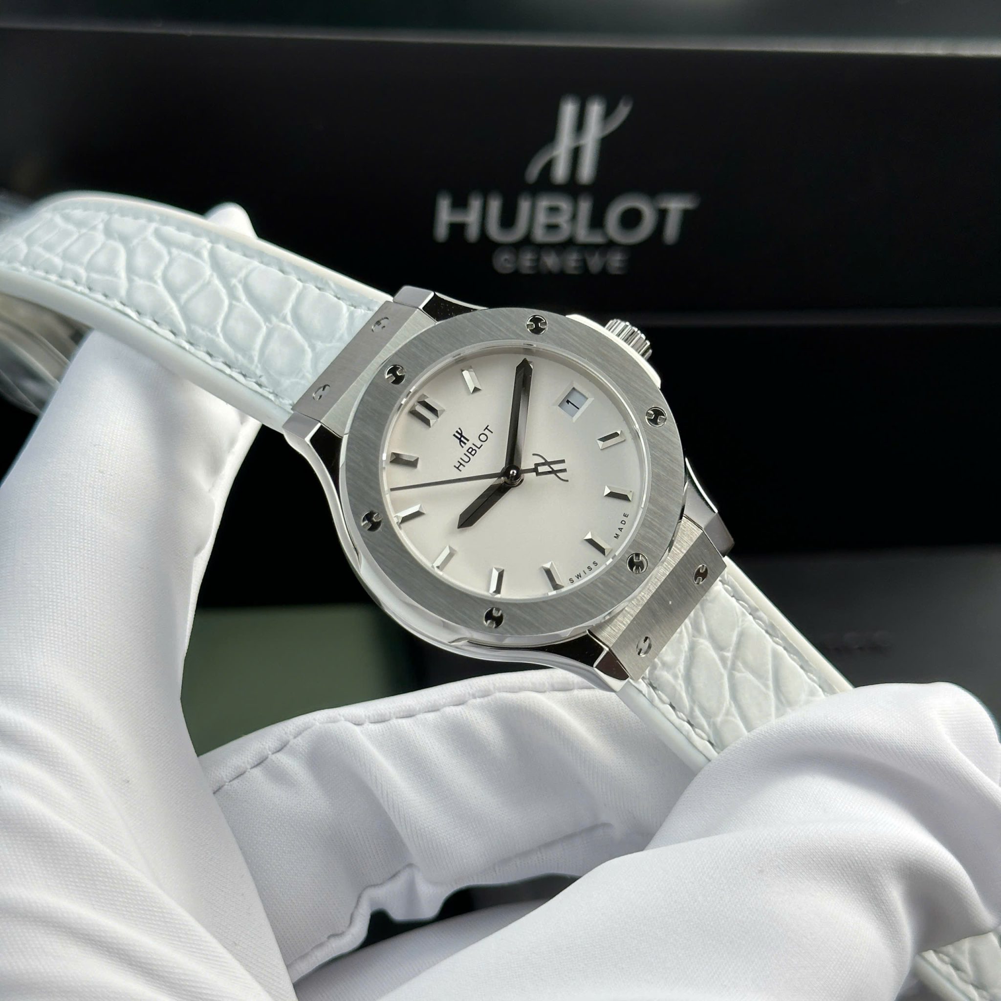 Hublot Classic Fusion Titanium White Dial Quartz Leather Strap Ladies Replica 33mm - Image 4