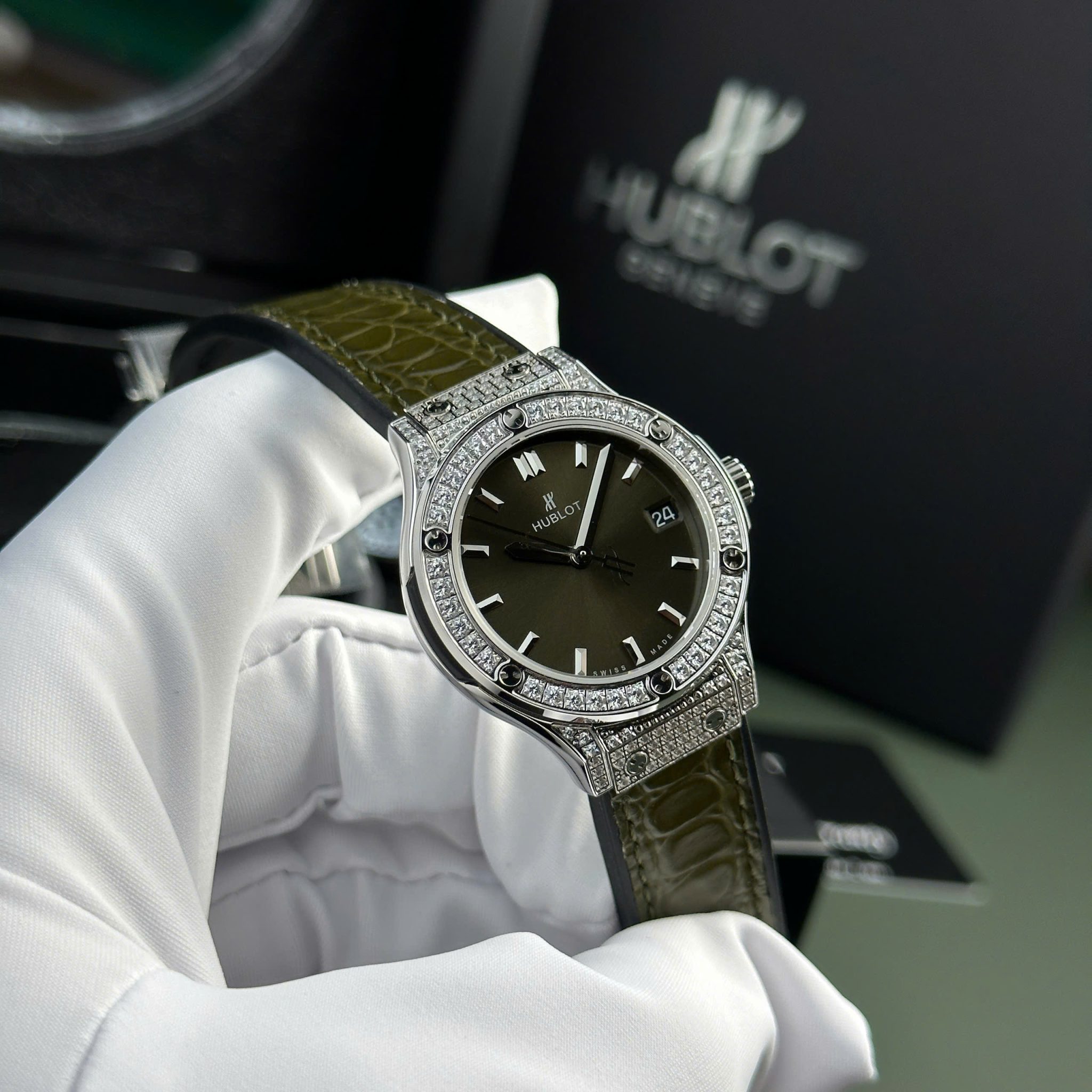 Hublot Classic Fusion Titanium Pavé Green Dial Leather Strap Ladies Replica 33mm - Image 4