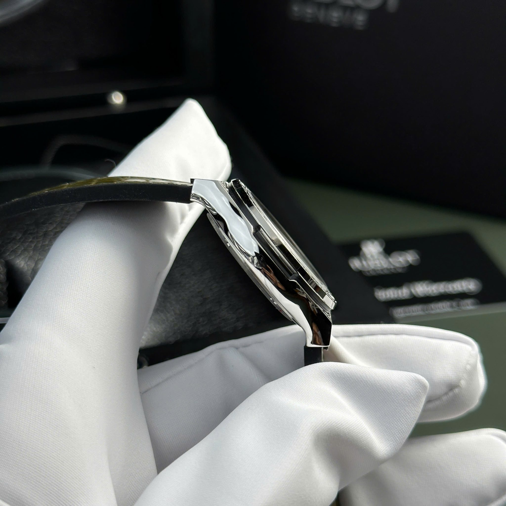 Hublot Classic Fusion Titanium Pavé Green Dial Leather Strap Ladies Replica 33mm - Image 5