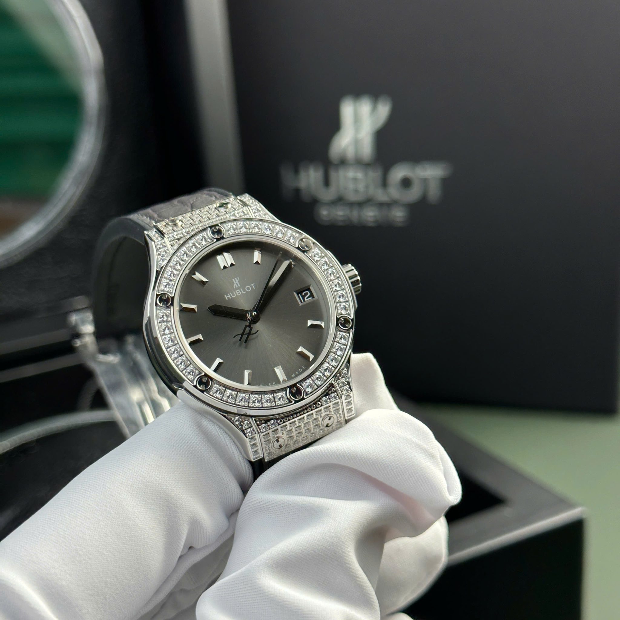 Hublot Classic Fusion Titanium Pavé Grey Dial Leather Strap Ladies Replica 33mm - Image 4