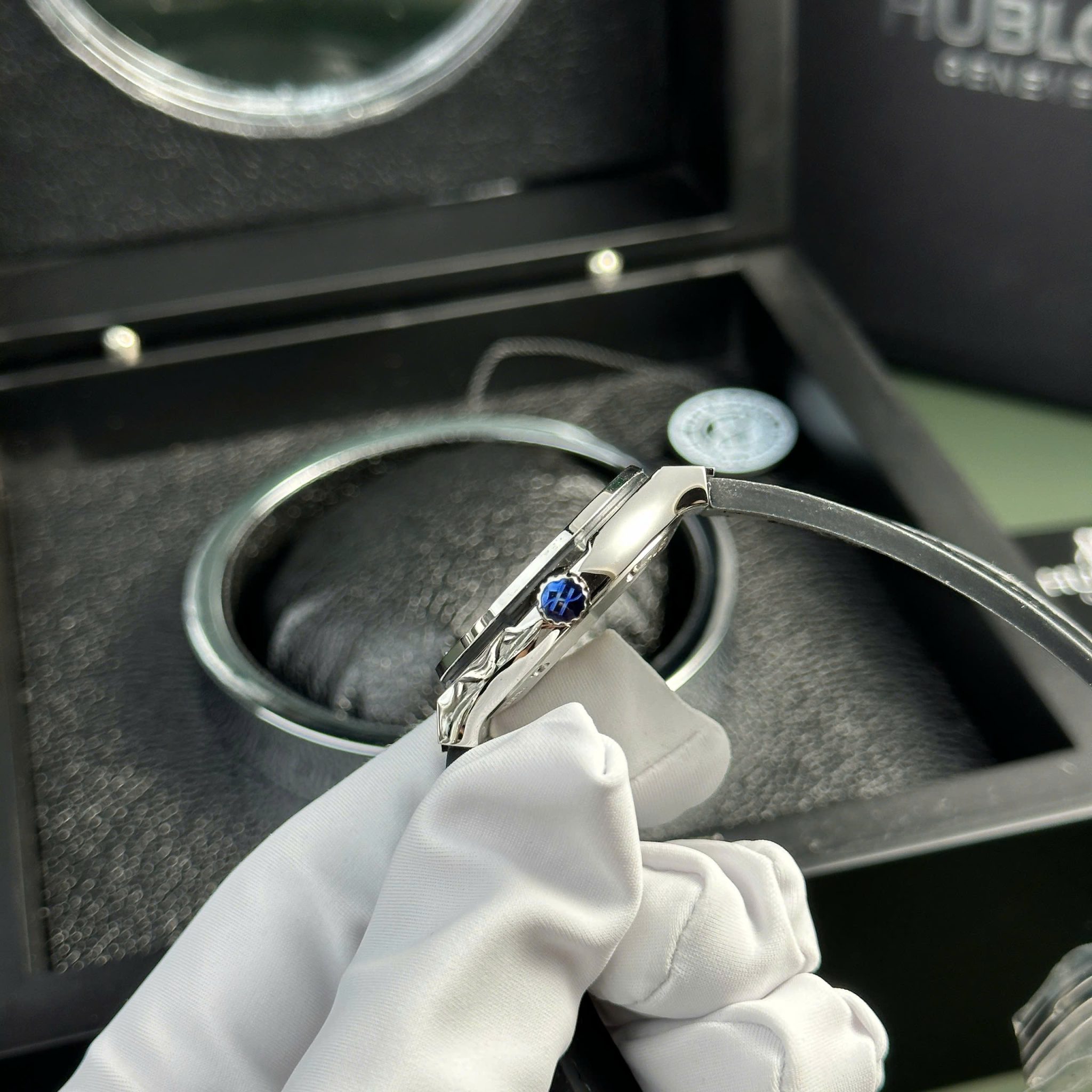 Hublot Classic Fusion Titanium Pavé Black Dial Leather Strap Ladies Replica 33mm - Image 4