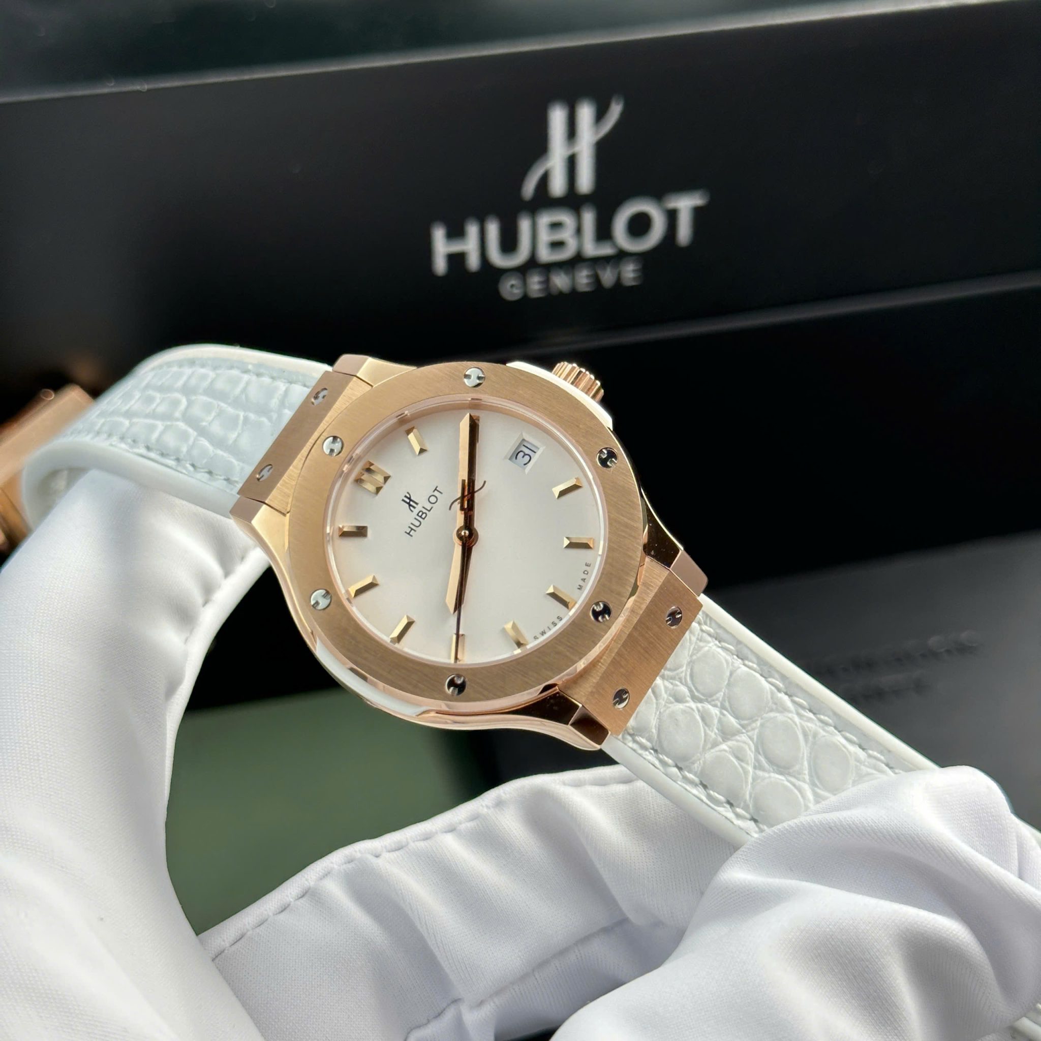 Hublot Classic Fusion King Gold White Dial Leather Strap Ladies Replica 33mm - Image 4