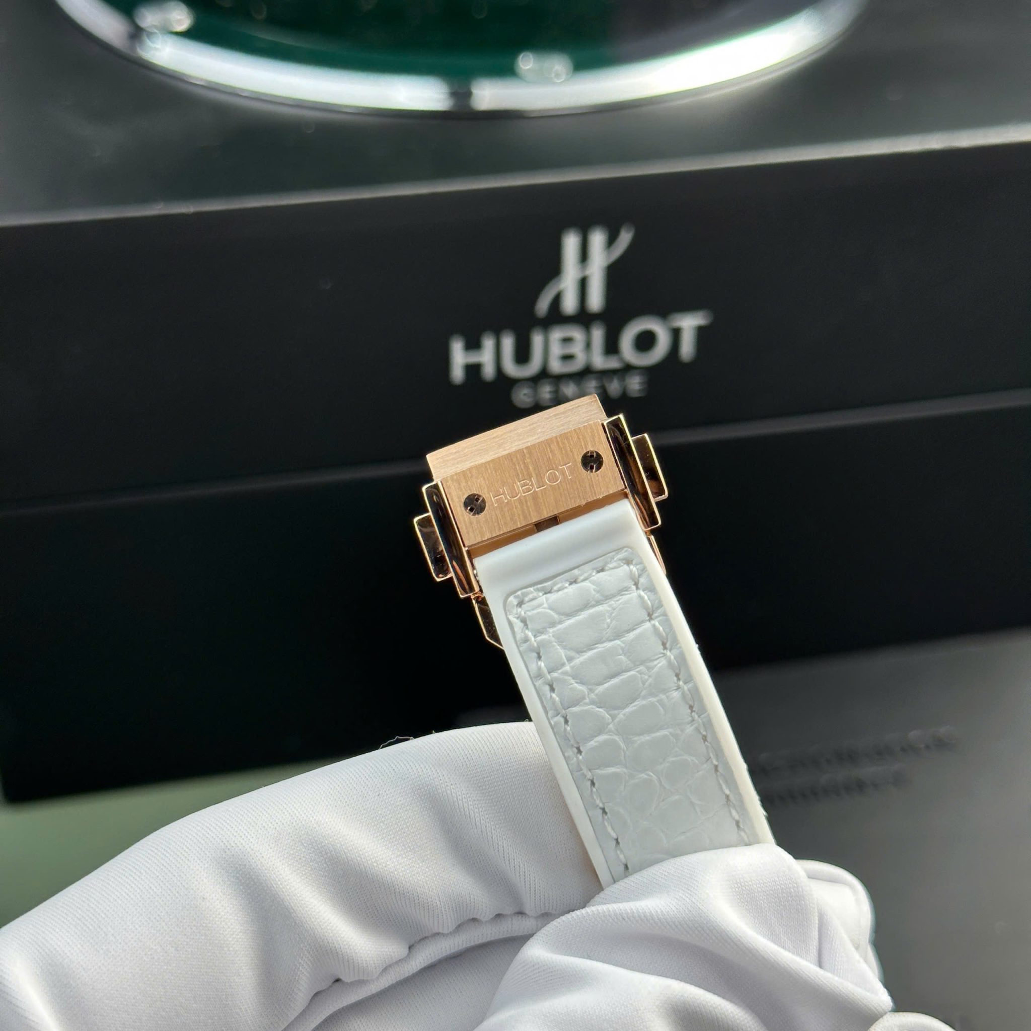 Hublot Classic Fusion King Gold White Dial Leather Strap Ladies Replica 33mm - Image 8