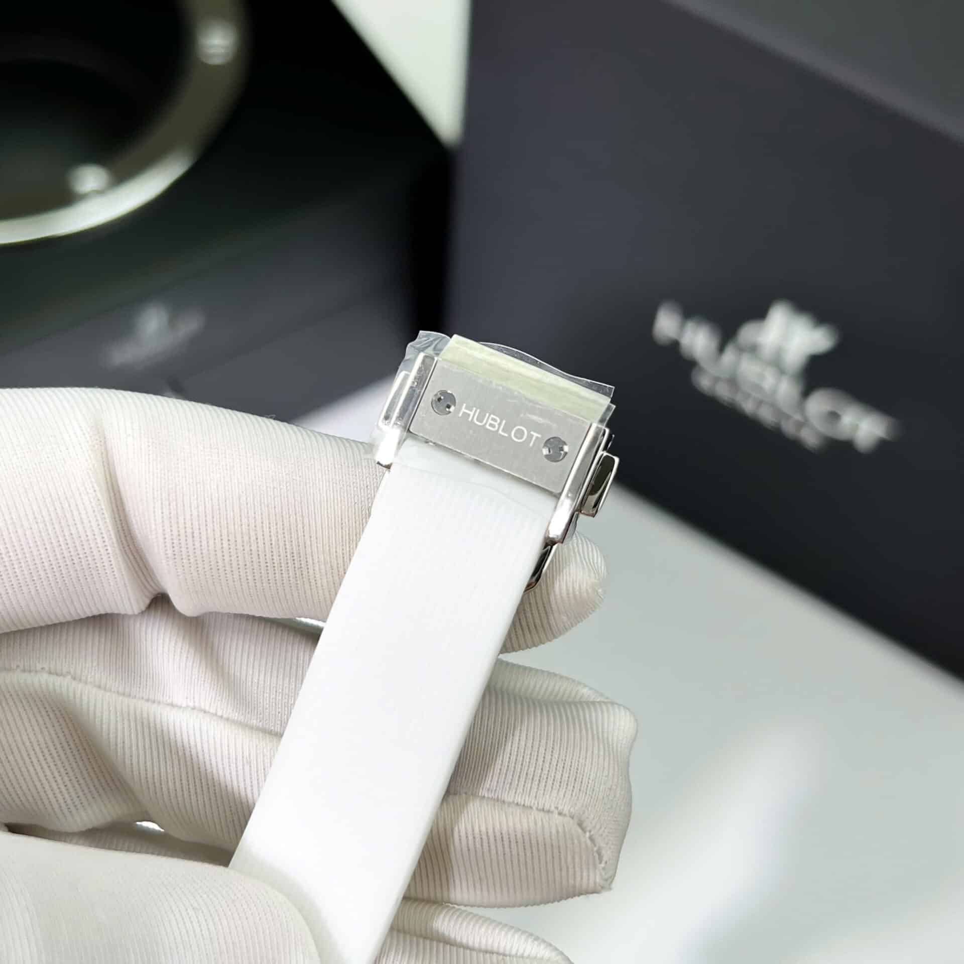 Hublot Classic Fusion Titanium Pavé White Dial Custom Moissanite Rubber Strap Best Replica 33mm - Image 8