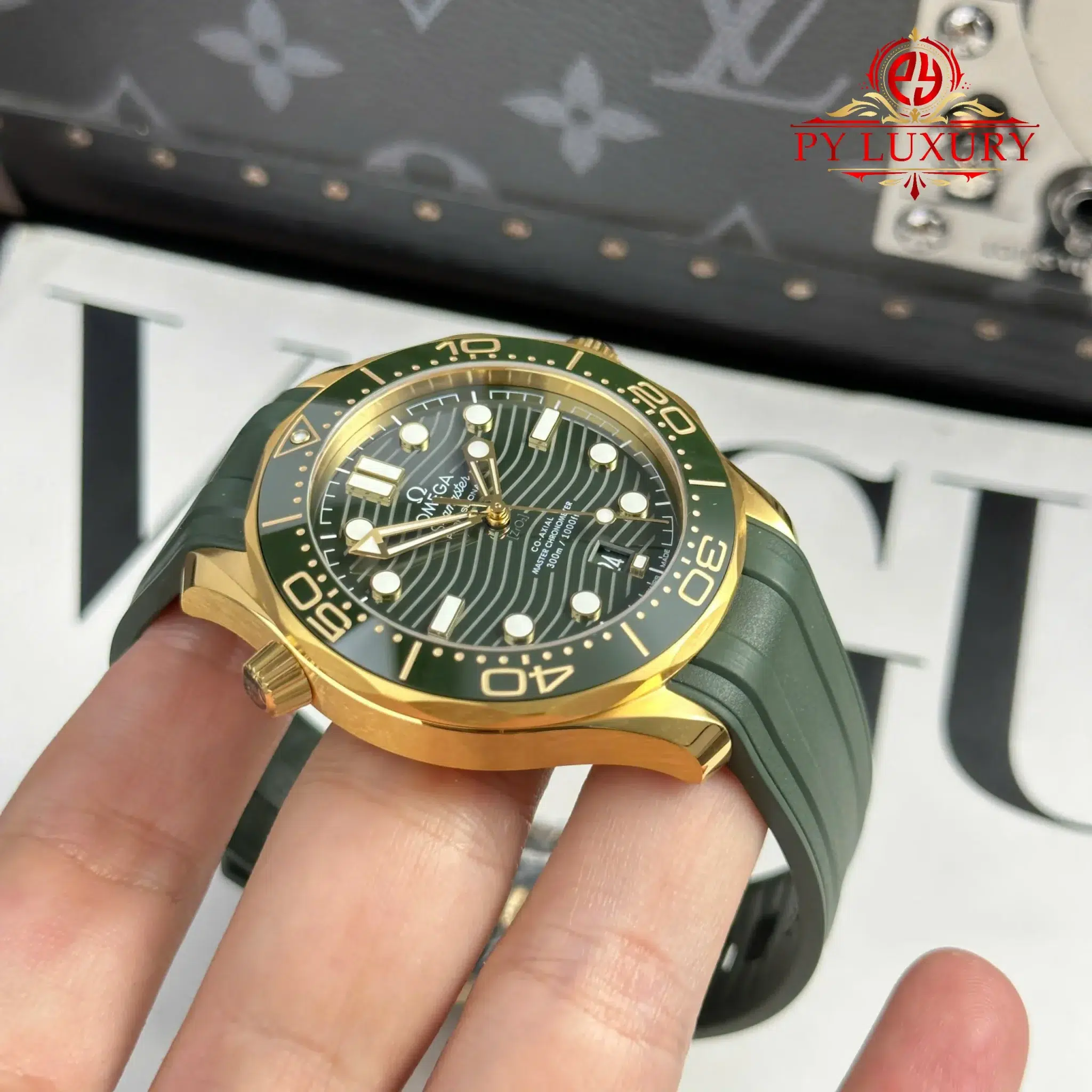 Omega Seamaster Diver 300M Moonshine Gold Case Green Dial Rubber Strap 1:1 Best Replica VSF 42mm - Image 4